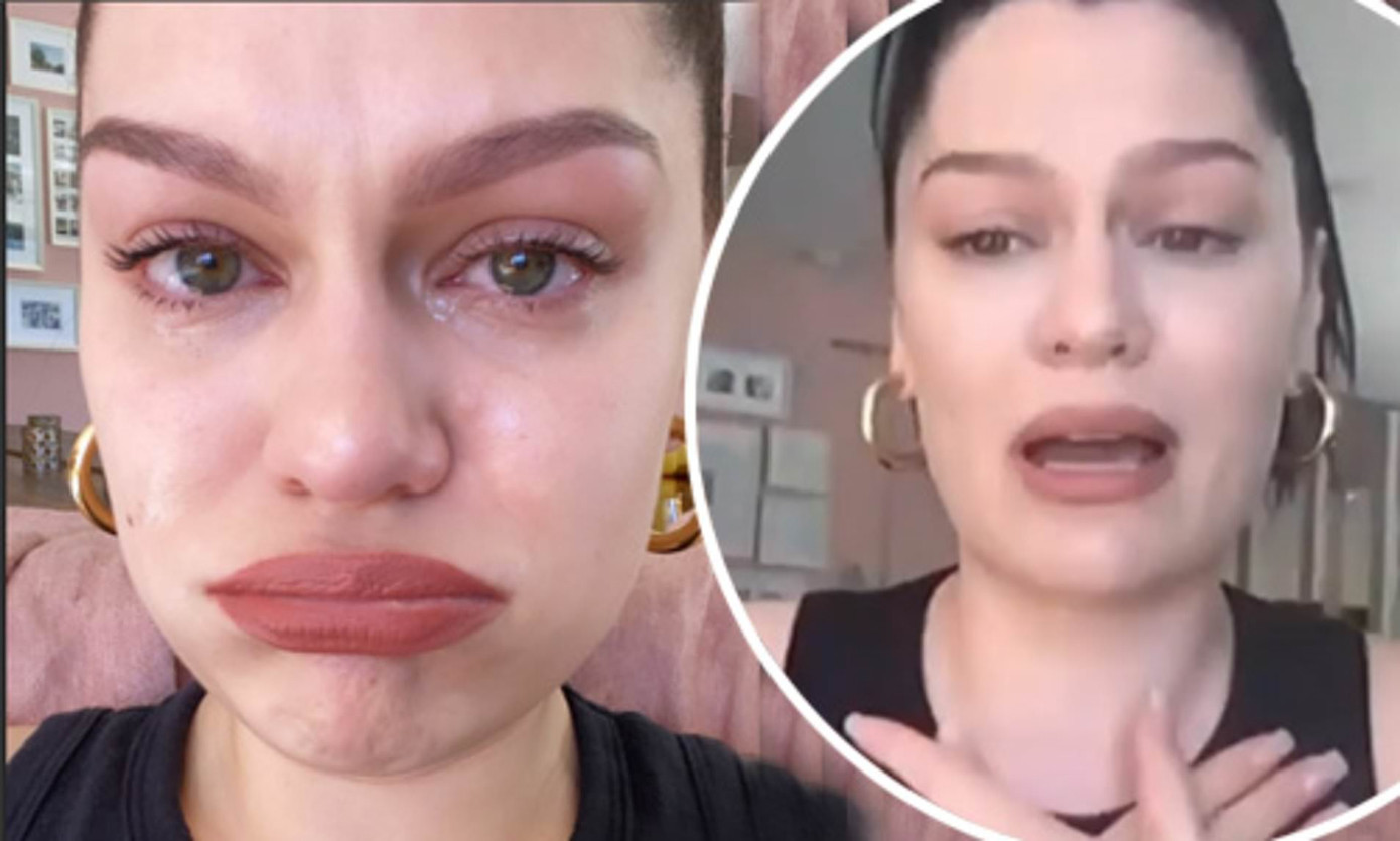 Nữ ca sĩ bật khóc vì trải qua nhiều biến cố trong cuộc sống.