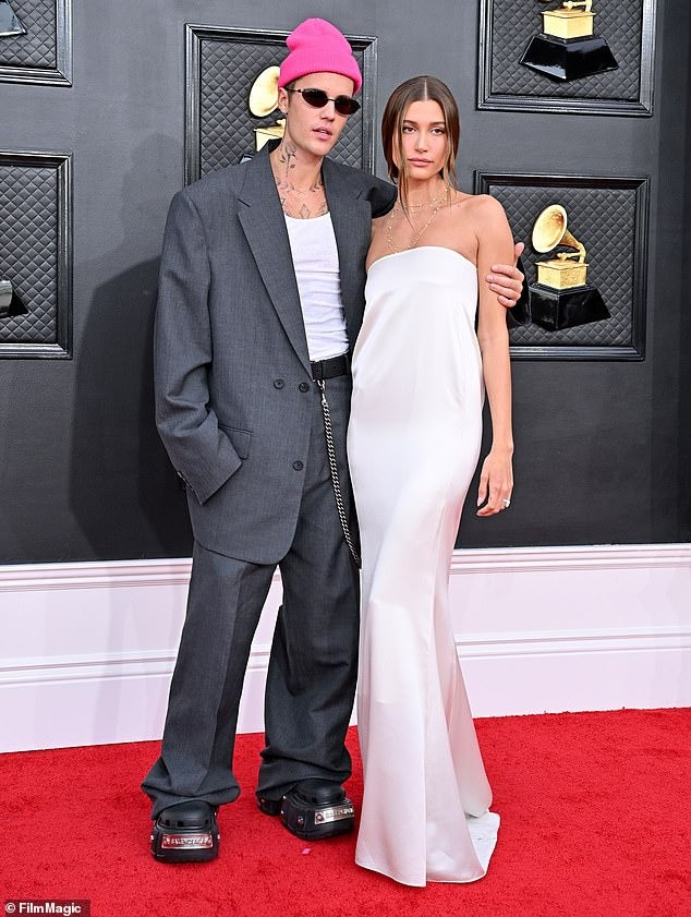 Justin Bieber được cho là đã gọi điện cho Selena Gomez để can thiệp vào drama.