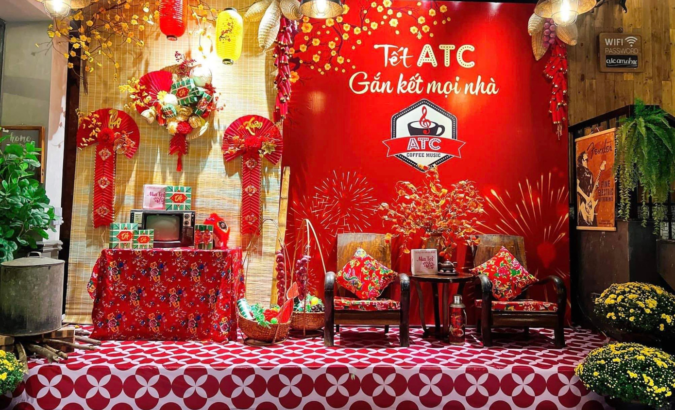 Concept trang trí Tết theo phong cách cổ truyền khiến ta cảm giác như đang ở trong ngôi nhà Việt xưa. Ảnh: ATC CAFE Concept trang trí Tết theo phong cách cổ truyền khiến ta cảm giác như đang ở trong ngôi nhà Việt xưa. Ảnh: ATC CAFE