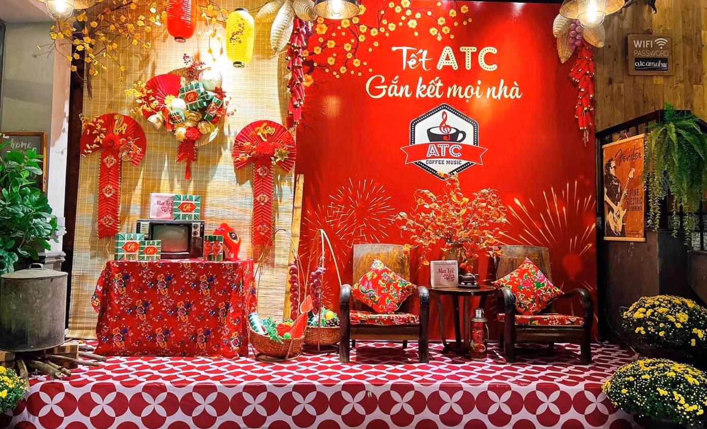 Concept trang trí Tết theo phong cách cổ truyền khiến ta cảm giác như đang ở trong ngôi nhà Việt xưa. Ảnh: ATC CAFE Concept trang trí Tết theo phong cách cổ truyền khiến ta cảm giác như đang ở trong ngôi nhà Việt xưa. Ảnh: ATC CAFE