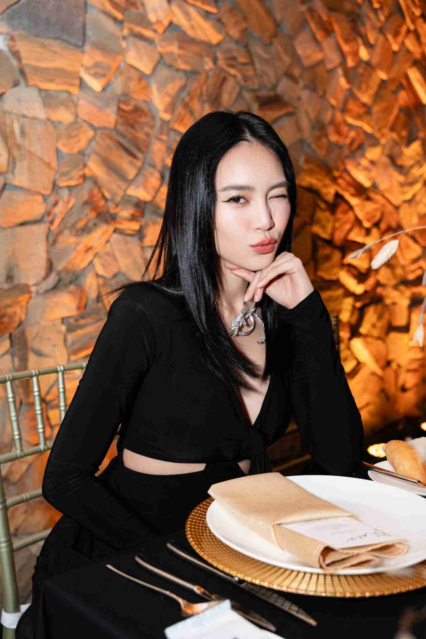 Ninh Dương Lan Ngọc diện thiết kế cắt xẻ tôn lên hình thể khỏe khoắn.