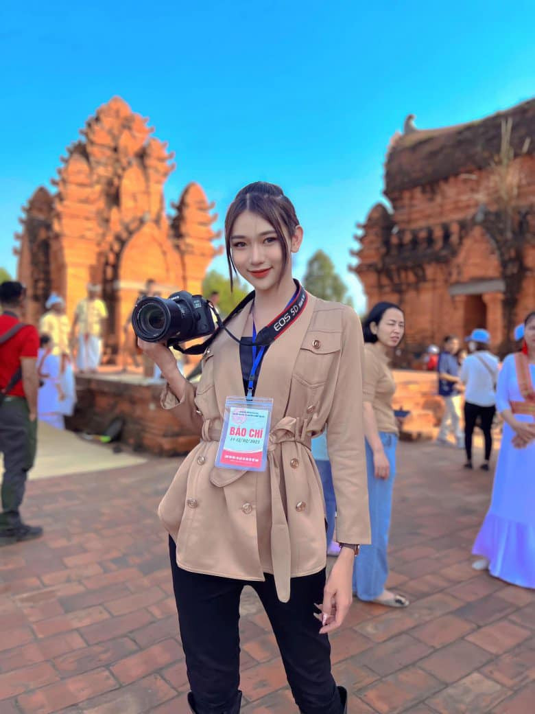 Cô là một trong số những nhan sắc hiếm hoi tại cuộc thi làm việc trong lĩnh vực truyền hình.