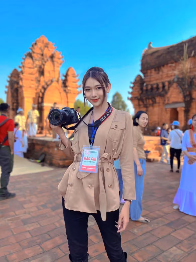 Cô là một trong số những nhan sắc hiếm hoi tại cuộc thi làm việc trong lĩnh vực truyền hình.