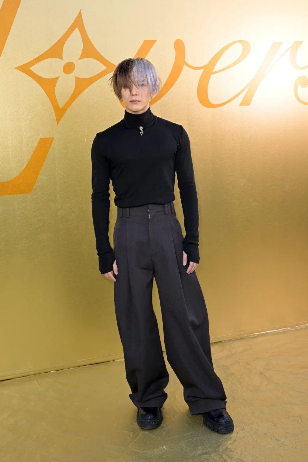 Vương Gia Nhĩ (Jackson Wang) xuất hiện cùng trang phục tối màu tại show diễn. Anh lựa chọn quần ống rộng cạp cao cùng áo đen bó "hack" chiều cao. Vương Gia Nhĩ (Jackson Wang) xuất hiện cùng trang phục tối màu tại show diễn. Anh lựa chọn quần ống rộng cạp cao cùng áo đen bó "hack" chiều cao.