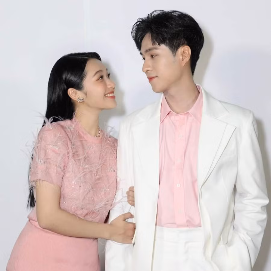 Khoảnh khắc ngọt ngào của cặp đôi trước đó.