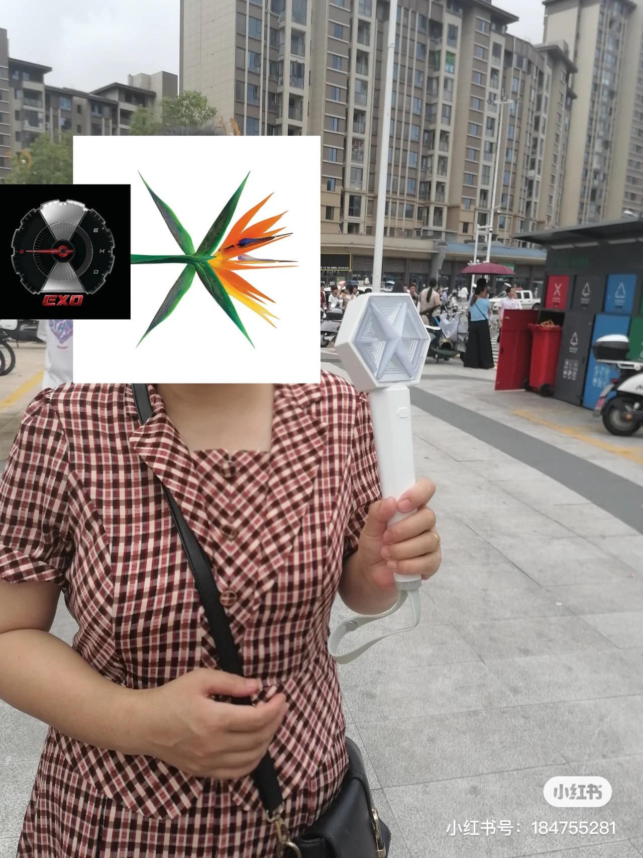 Phụ huynh tâm lý mang hẳn cả lightstick cổ vũ cho các sĩ tử vững tâm. Nguồn: Xiaohongshu