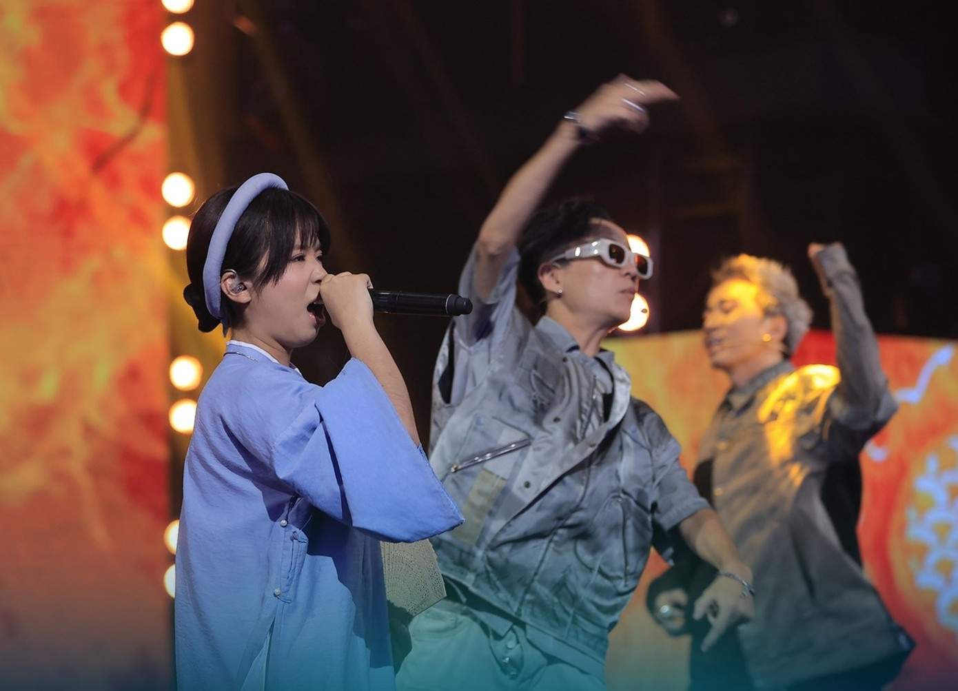 Không thể phủ nhận rằng sâu khấu đầu tiên của CADMIUM khá đặc sắc và ấn tượng. Không thể phủ nhận rằng sâu khấu đầu tiên của CADMIUM khá đặc sắc và ấn tượng.