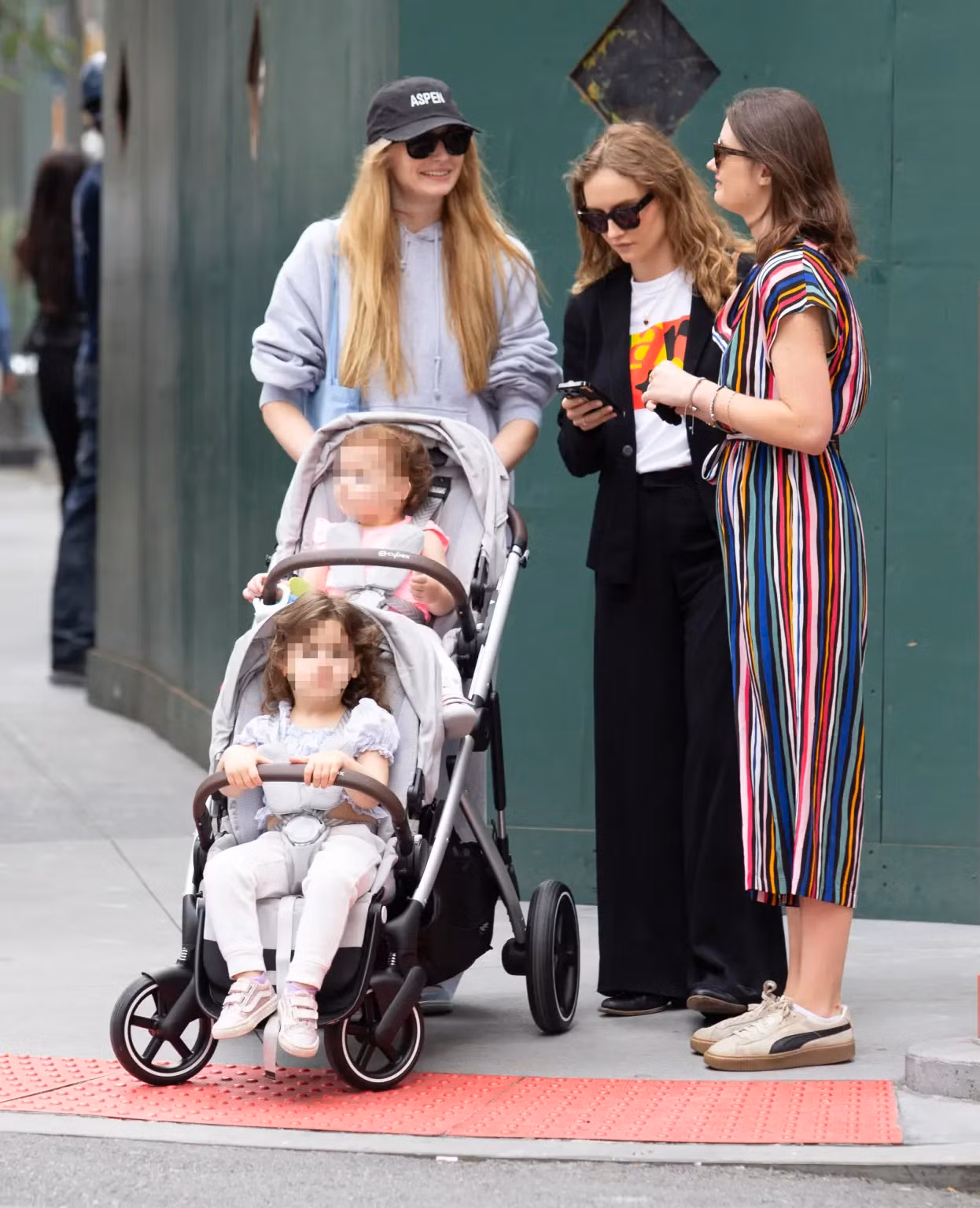 Sophie và các con của cô trước đó đã ở tạm tại khách sạn. Sophie và các con của cô trước đó đã ở tạm tại khách sạn.