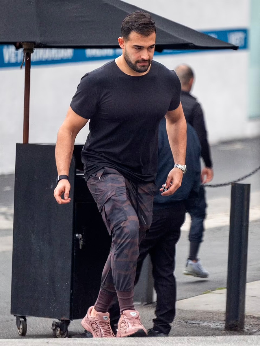 Sam Asghari từng bị phát hiện đi trên đường nhưng tay không mang nhẫn. Sam Asghari từng bị phát hiện đi trên đường nhưng tay không mang nhẫn.