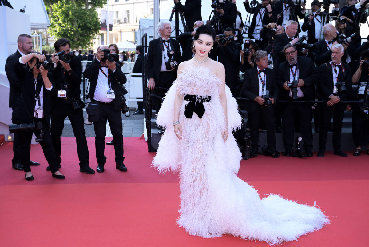 Trong lễ công chiếu phim Asteroid City, cô diện trang phục cao cấp của Tamara Ralph, nhà mốt đến từ Australia.