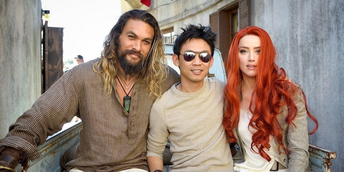 James Wan (giữa) và hai nhân vật chính trong &quot;Aquaman&quot;.