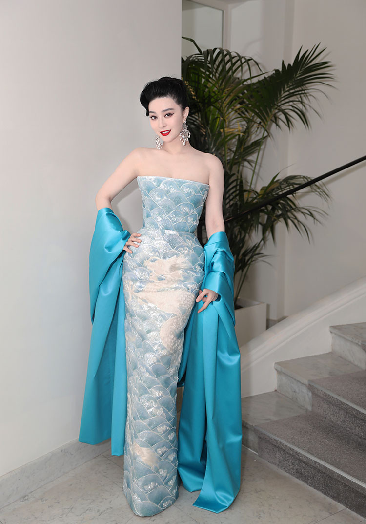 Trang phục áp dụng kỹ thuật thêu Hàng Châu - ngành nghề thủ công được công nhận là di sản văn hóa thế giới phi vật thể.