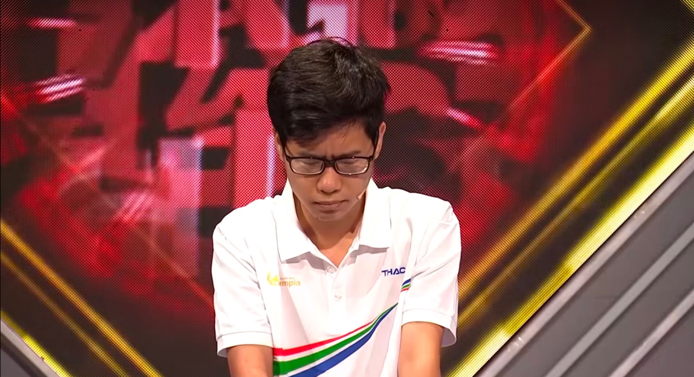 Hoàng Nam hồi hộp khi chờ đợi MC công bố kết quả từ khóa.