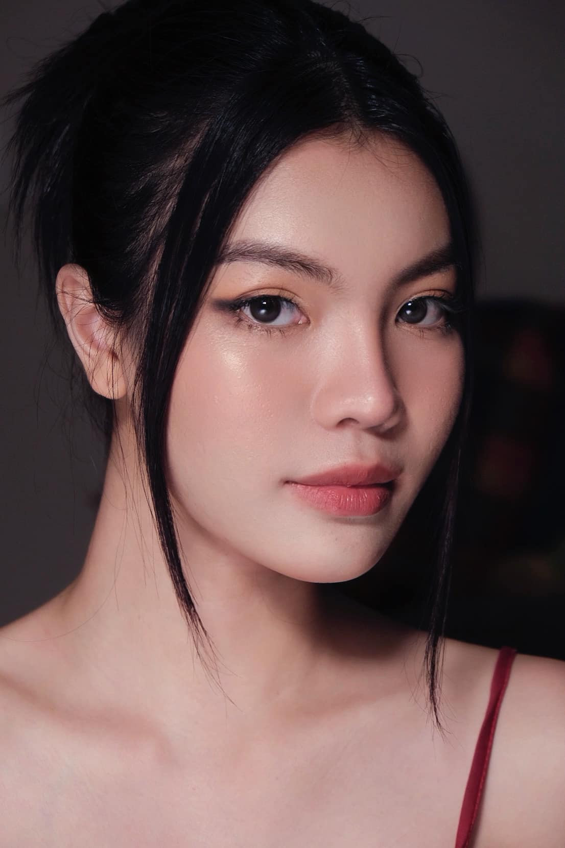 Nhan sắc cùng thần thái nổi bật của cô nhận được sự chú ý từ khán giả.