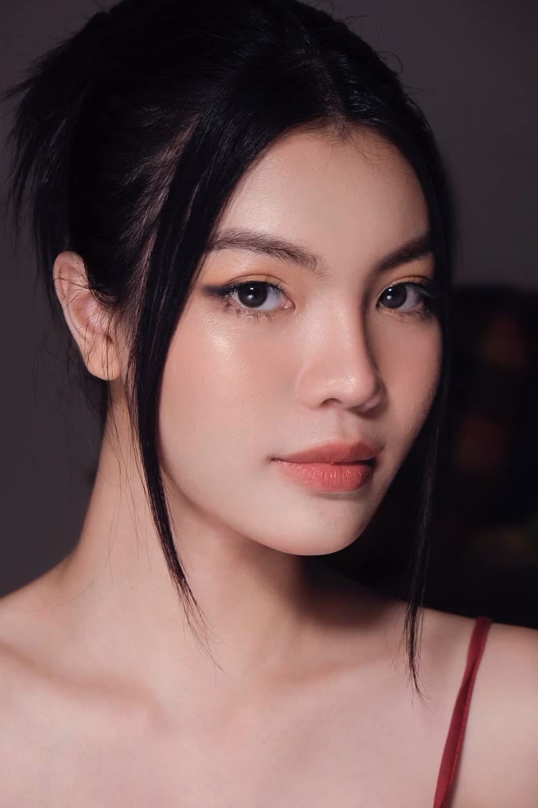 Nhan sắc cùng thần thái nổi bật của cô nhận được sự chú ý từ khán giả.