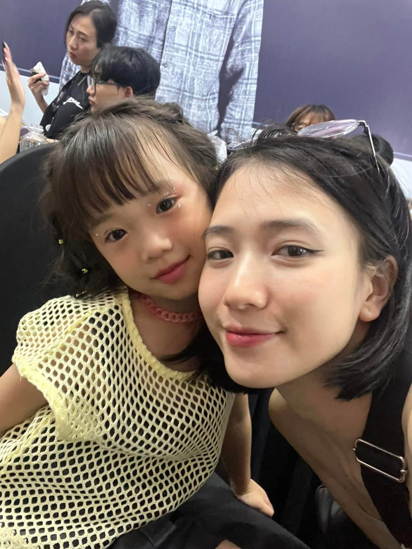 CiCi Anh Chi nổi tiếng là "fan cứng" BLACKPINK. Trong đám cưới của Jaykii, cô bé tự tin cover điệu nhảy bài Flower của Jisoo. CiCi Anh Chi nổi tiếng là "fan cứng" BLACKPINK. Trong đám cưới của Jaykii, cô bé tự tin cover điệu nhảy bài Flower của Jisoo.