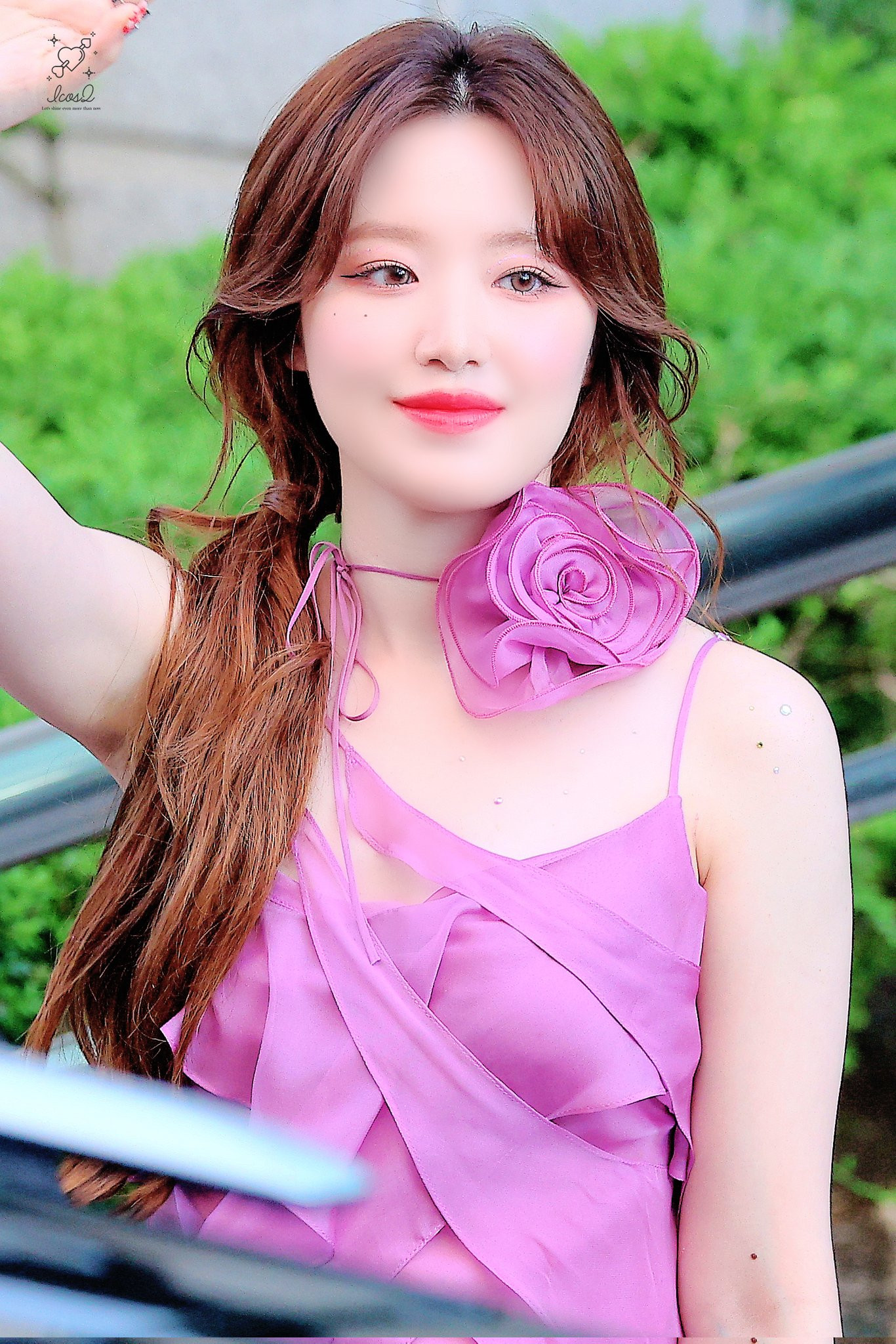 Cộng đồng mạng không tiếc lời khen ngợi Shuhua trong trang phục tím mộng mơ. Thiết kế tôn lên nét đằm thắm cũng như làn da trắng thương hiệu của cô.