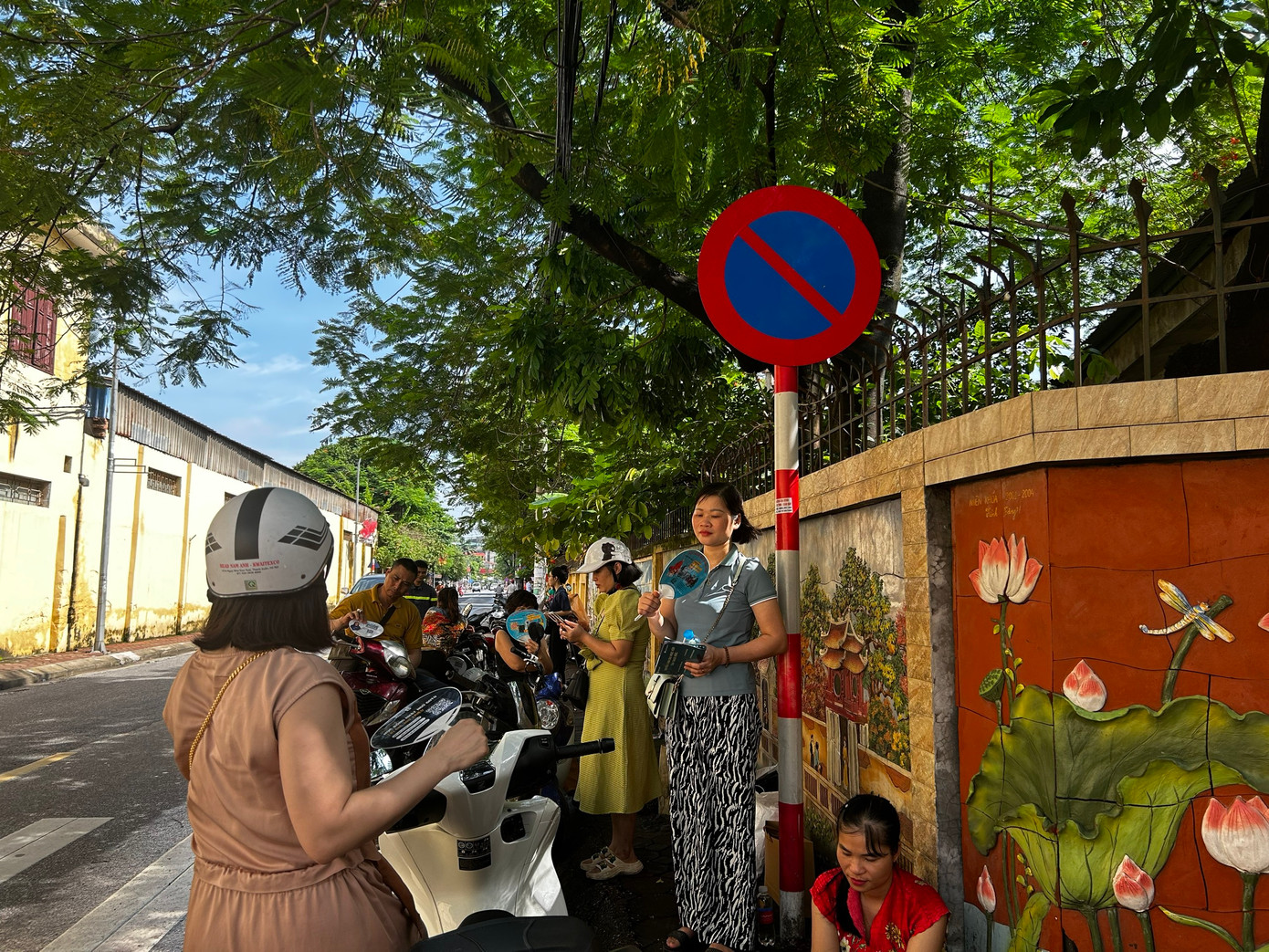 Các phụ huynh sẵn sàng xin nghỉ làm để đợi con thi xong.