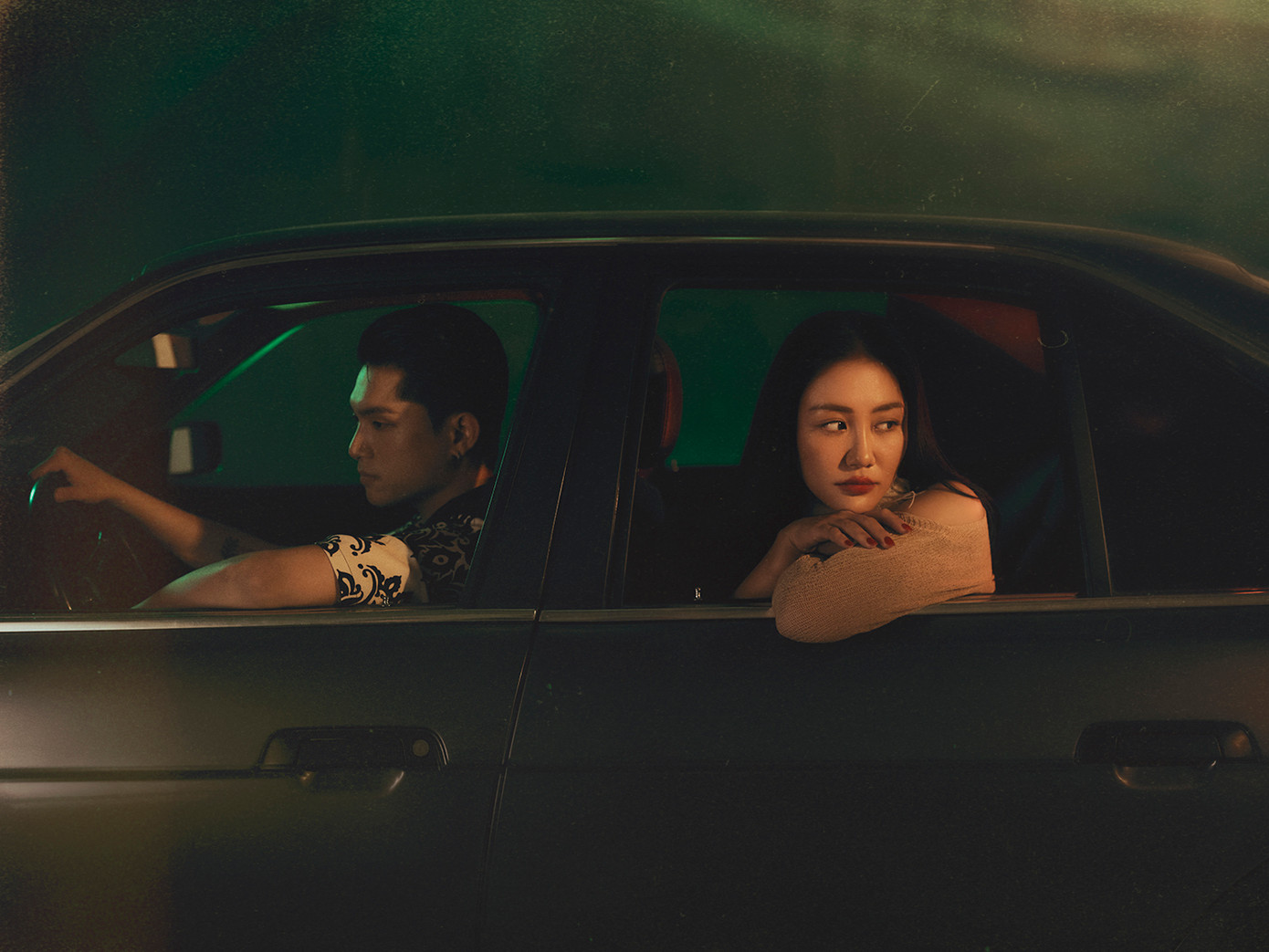 Mưa Tháng Sáu là câu chuyện về một tình yêu lâu dài nhưng không còn được tưới tiêu, vun vén để rồi mọi thứ loãng dần và tan vỡ. Mưa Tháng Sáu là câu chuyện về một tình yêu lâu dài nhưng không còn được tưới tiêu, vun vén để rồi mọi thứ loãng dần và tan vỡ.