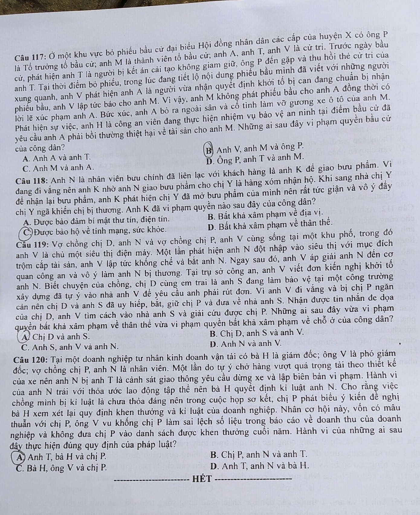 Những câu hỏi đầy kịch tính gây rối cho các sĩ tử 2K5. Ảnh: Hà Nội của tôi Những câu hỏi đầy kịch tính gây rối cho các sĩ tử 2K5. Ảnh: Hà Nội của tôi