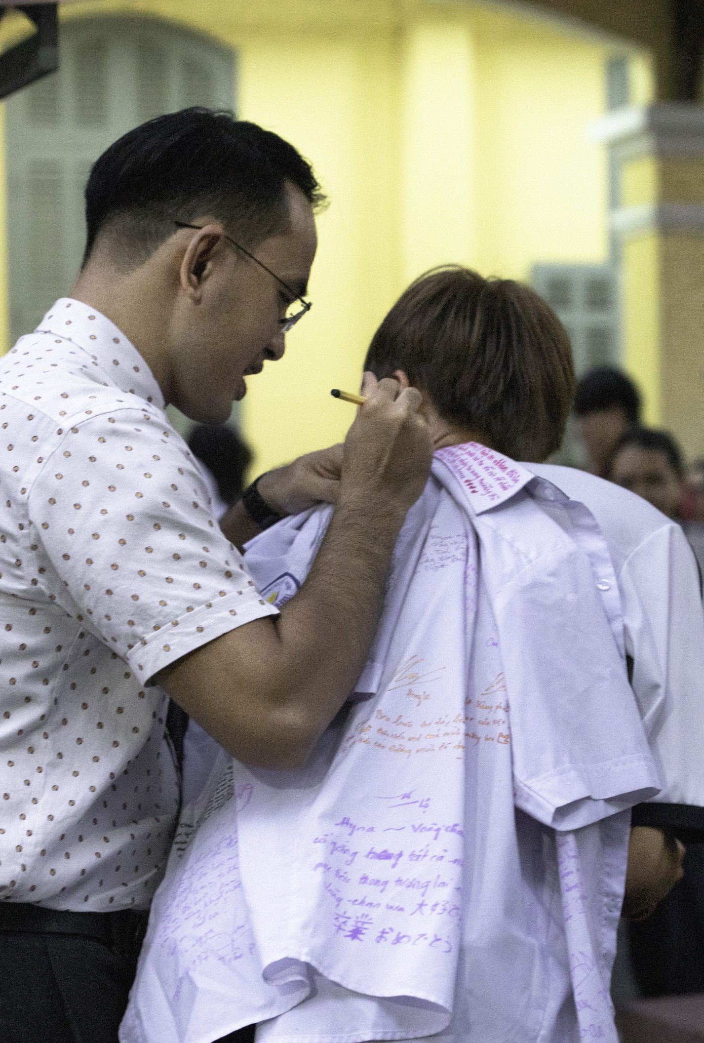 Thầy Phan Lê Anh Nhật khi ký áo cho bạn Trần Anh Khoa (lớp 12A11) cười: "Dù chưa có nhiều kỉ niệm với nhau nhưng vì chung sở thích Rock, thầy cũng muốn ký tên lên áo của Anh Khoa". Thầy Phan Lê Anh Nhật khi ký áo cho bạn Trần Anh Khoa (lớp 12A11) cười: "Dù chưa có nhiều kỉ niệm với nhau nhưng vì chung sở thích Rock, thầy cũng muốn ký tên lên áo của Anh Khoa".