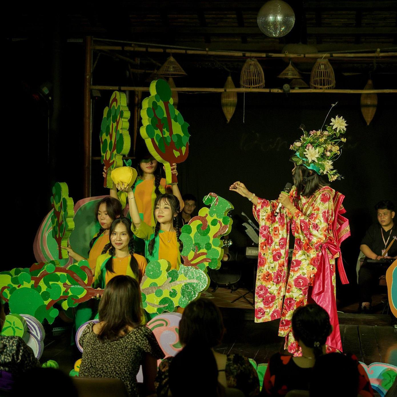 Sự tích “Tấm cám” và câu chuyện “Chuyện thần tiên xứ Phù Tang” được kết hợp một cách hợp lí và hài hước khiến khán giả được một phen rộn cười.