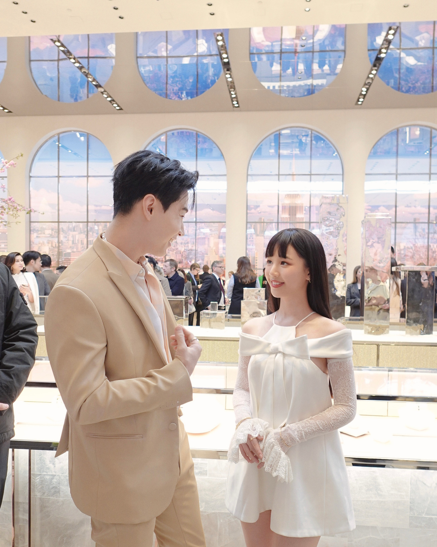 AMEE trò chuyện vui vẻ cùng nam ca sĩ Henry Lau. AMEE trò chuyện vui vẻ cùng nam ca sĩ Henry Lau.