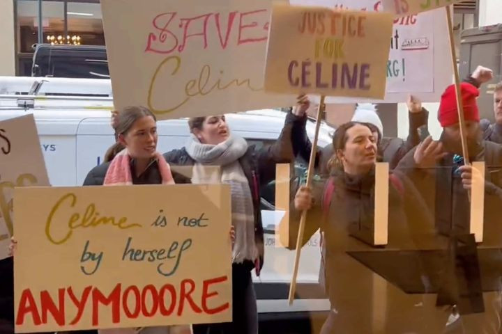 Người hâm mộ đòi công bằng cho Celine Dion trước trụ sở Rolling Stone.