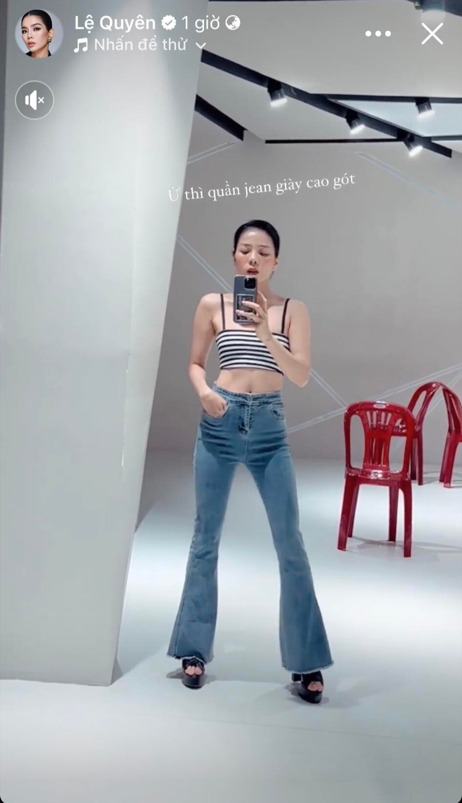 Bộ trang phục thứ 2 của Lệ Quyên cũng check-in tại cùng một địa điểm. Bộ trang phục thứ 2 của Lệ Quyên cũng check-in tại cùng một địa điểm.