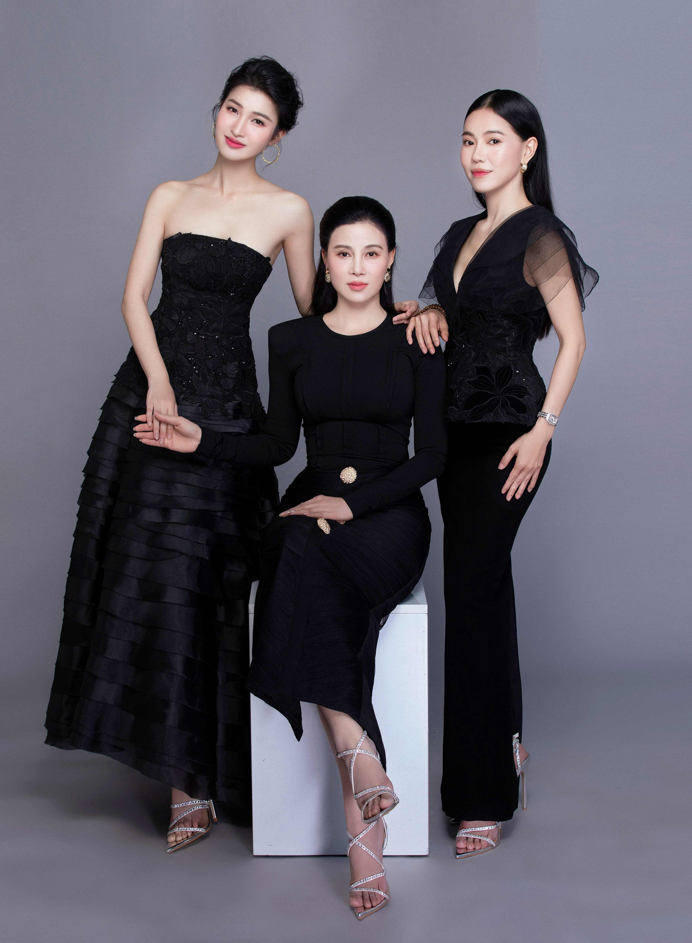 Sự kết hợp của cả 3 trong bộ ảnh khiến người hâm mộ ngỡ ngàng bởi nhan sắc nổi bật.