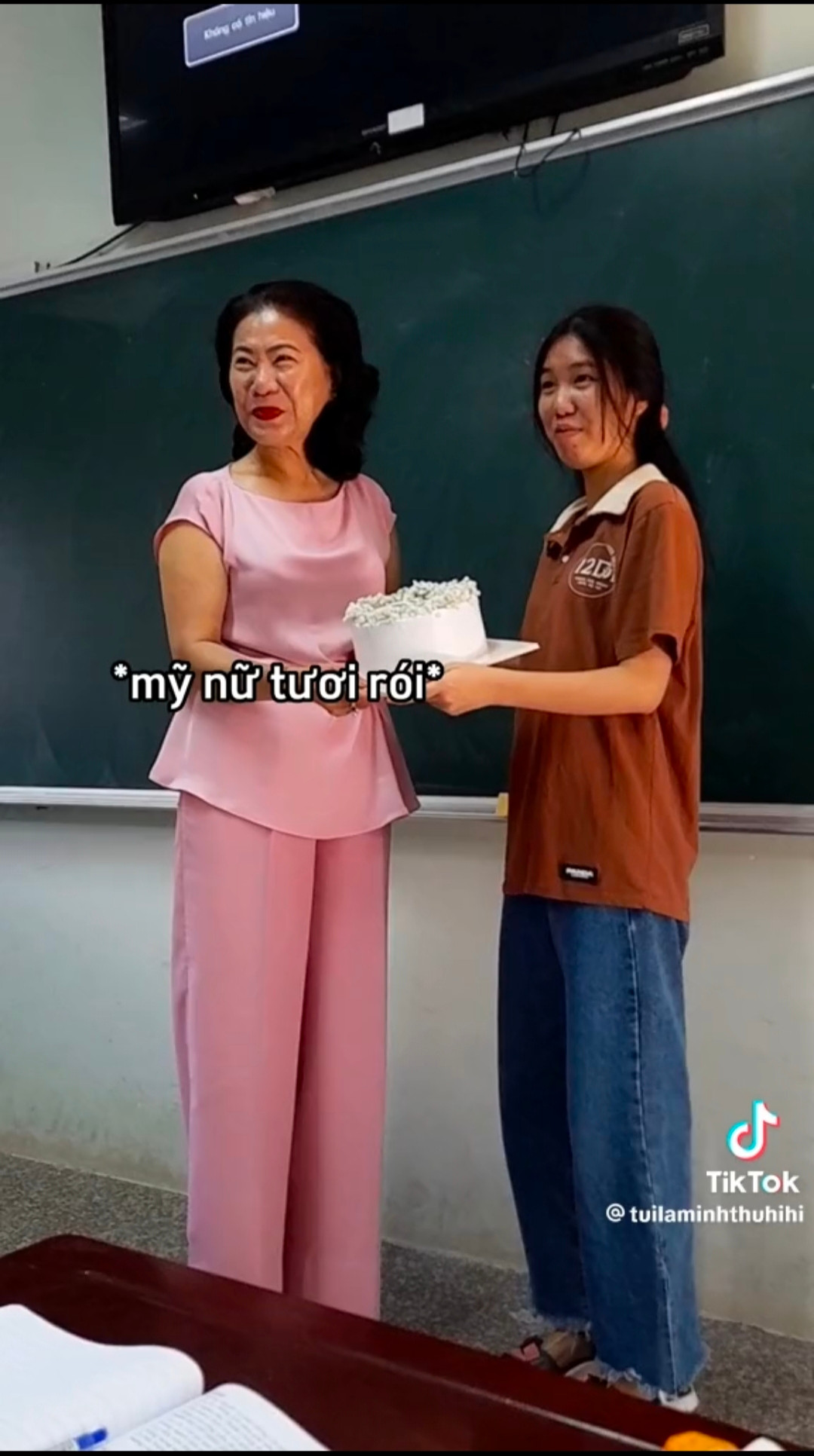 Nhưng sau đó, cô đã vui trở lại khi biết đây là chiêu "đánh úp" của học trò.