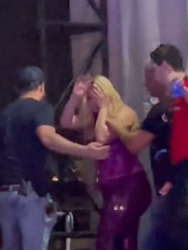 Nữ ca sĩ choáng váng rời khỏi sân khấu do quá sốc và đau đớn. Nữ ca sĩ choáng váng rời khỏi sân khấu do quá sốc và đau đớn.