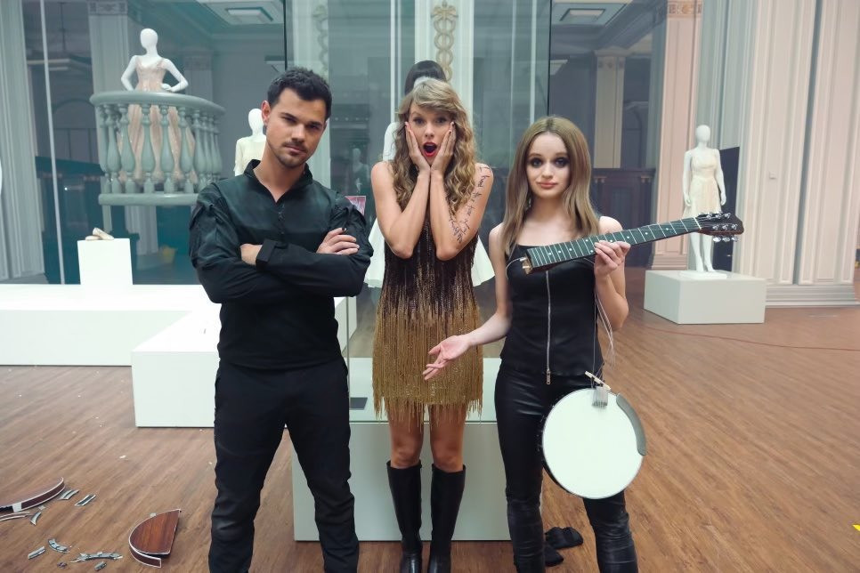 Taylor Lautner và Joey King chụp ảnh cùng Taylor Swift trên set quay MV I Can See You. Taylor Lautner và Joey King chụp ảnh cùng Taylor Swift trên set quay MV I Can See You.