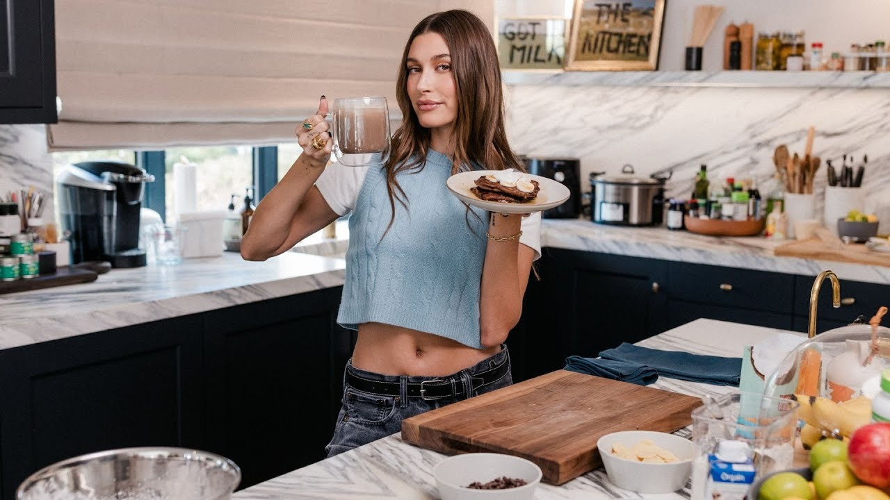 Hailey Bieber chia sẻ nhiều công thức nấu ăn trong What's In My Kitchen?.