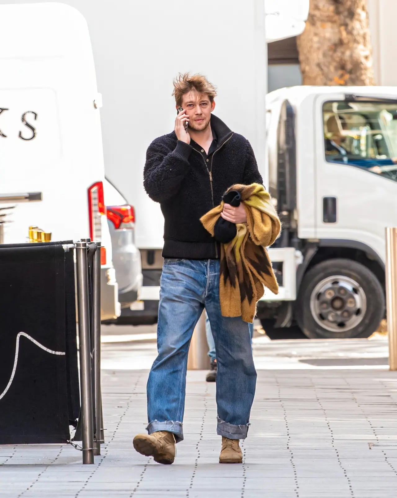 Joe Alwyn trông rất tiều tụy, không còn bảnh bao như lúc đang hẹn hò Taylor Swift.