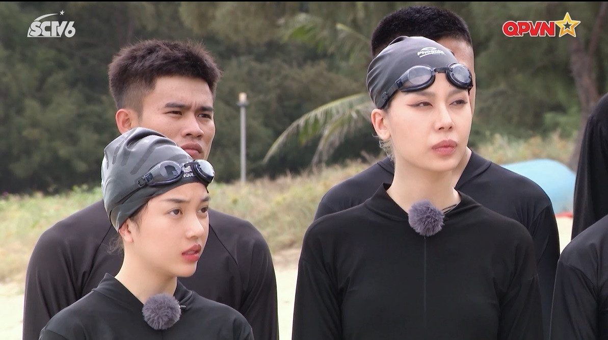 Linh Ngọc Đàm tỏ ra khá lo lắng vì không biết bơi. Linh Ngọc Đàm tỏ ra khá lo lắng vì không biết bơi.