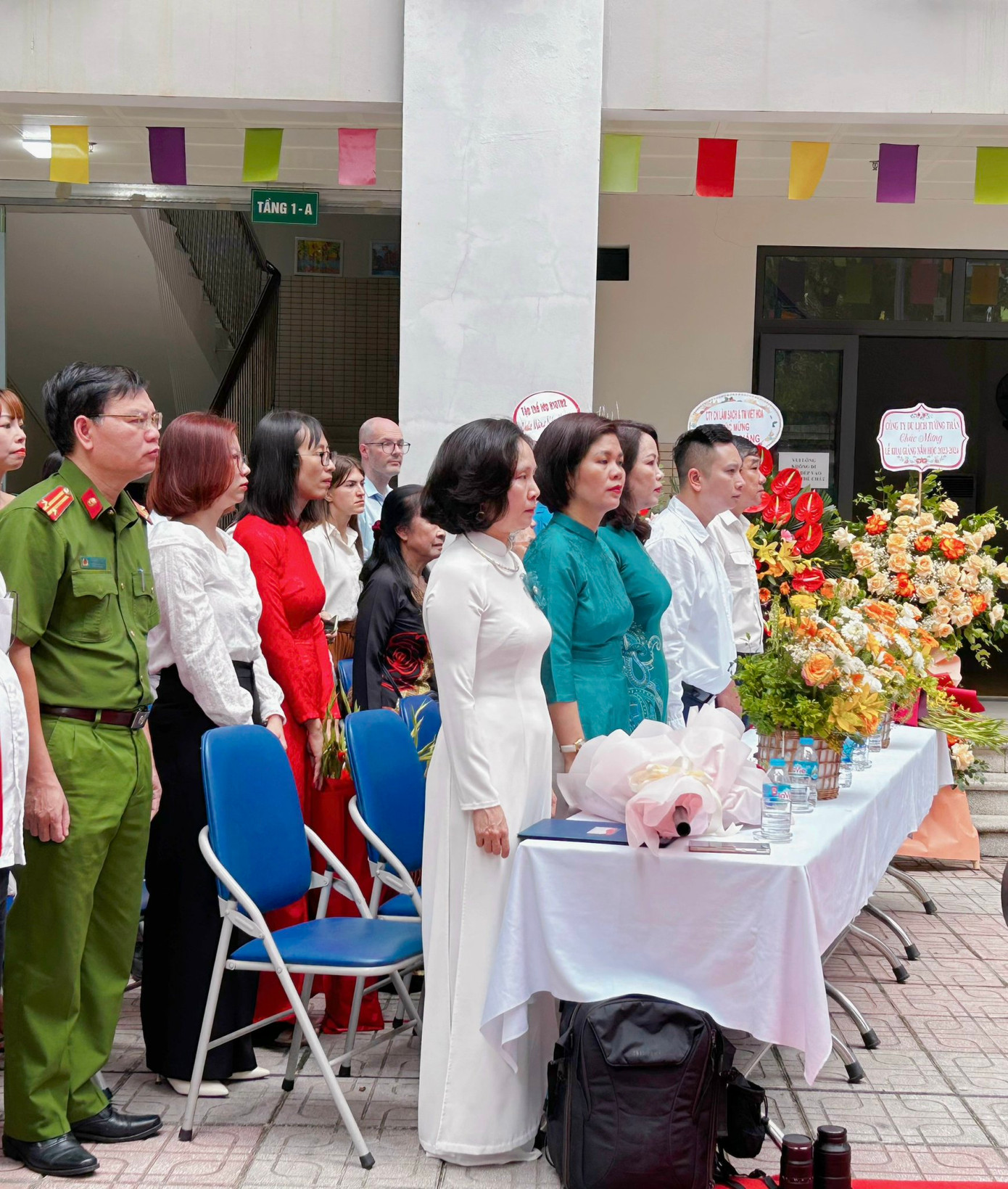 Ban giám hiệu nhà trường cùng các vị khách quý tham dự buổi lễ khai giảng ngày hôm nay. Ban giám hiệu nhà trường cùng các vị khách quý tham dự buổi lễ khai giảng ngày hôm nay.