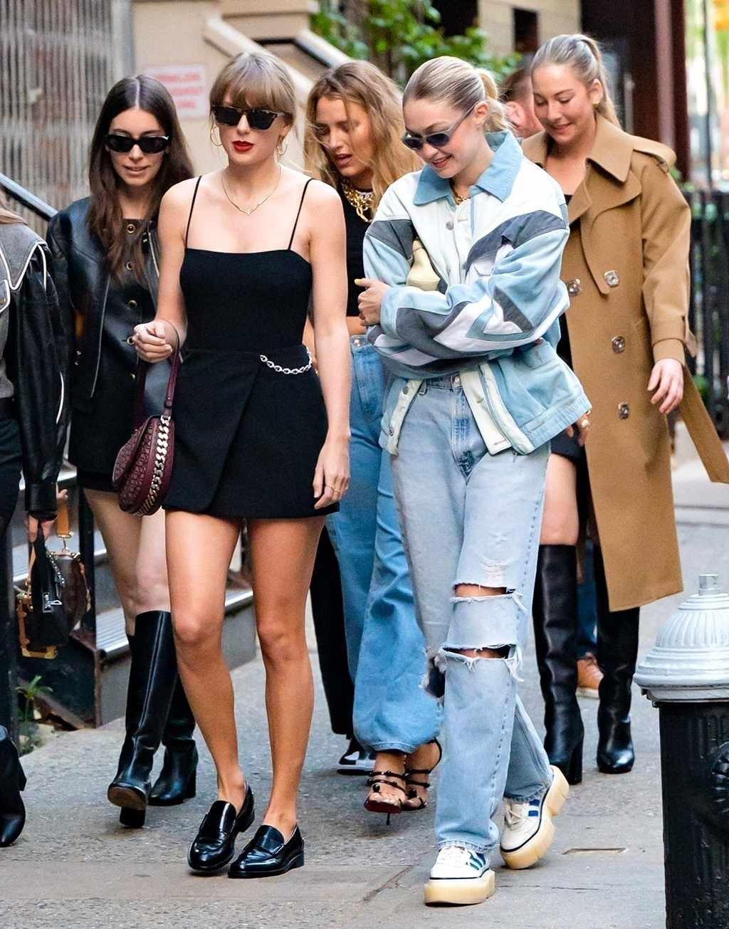 Taylor Swift đi chơi với hội bạn thân hậu chia tay ngày 21/4.