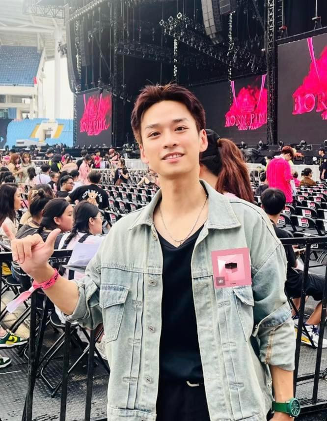 Nam thần "Mắt Biếc" Trần Nghĩa cũng có mặt tại sân vận động từ sớm. Nam thần "Mắt Biếc" Trần Nghĩa cũng có mặt tại sân vận động từ sớm.