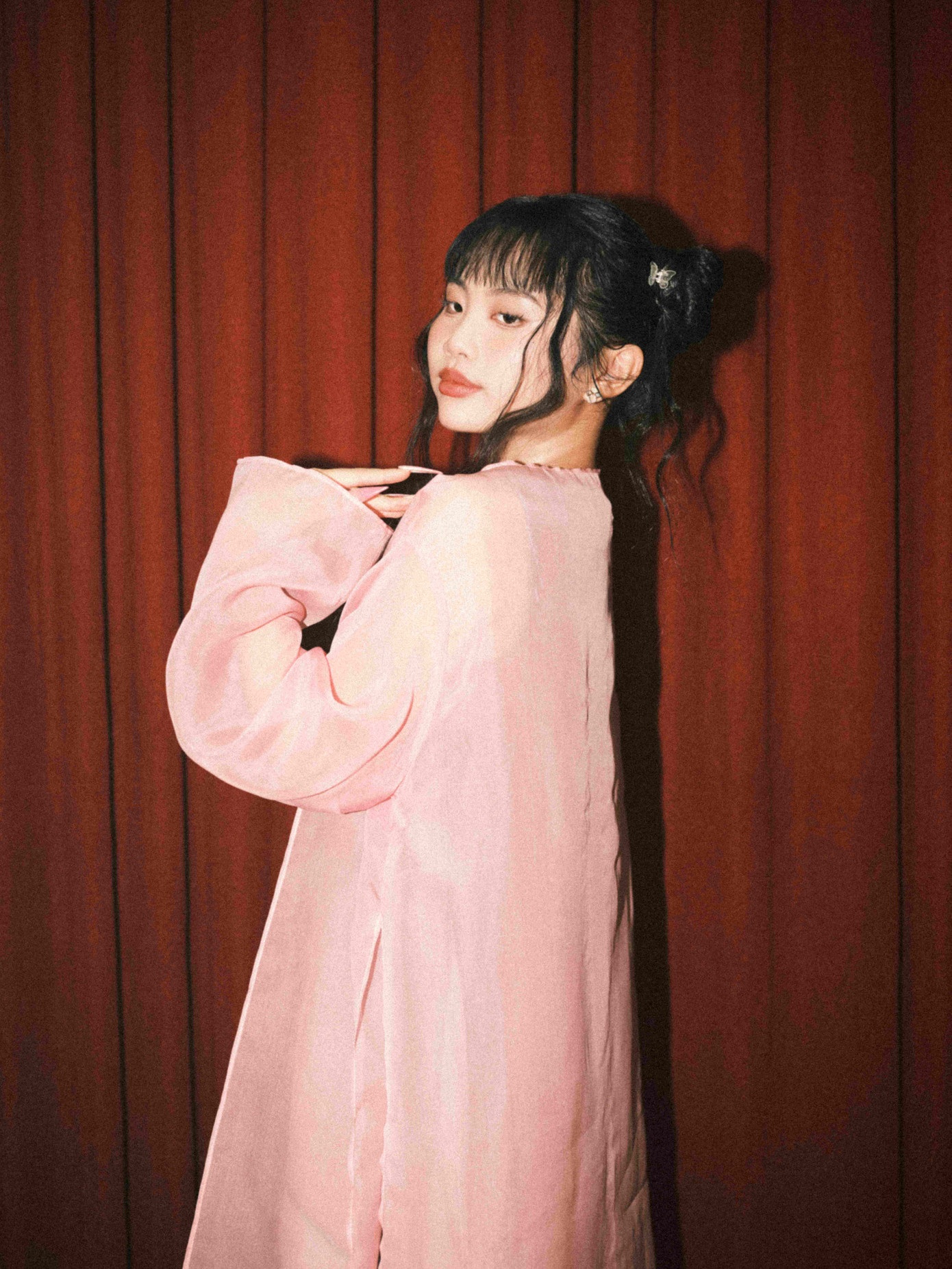 Thời điểm ra mắt của Đẩy Xe Bò khiến người hâm mộ đồn đoán Phương Mỹ Chi muốn gia nhập hội tiên tri đề thi môn Ngữ văn năm nay.