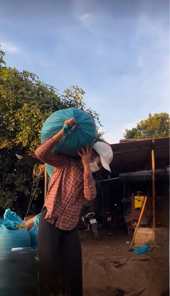 H'Hen Niê tất bất phụ giúp gia đình khi Tết năm nay đến khá sớm. H'Hen Niê tất bất phụ giúp gia đình khi Tết năm nay đến khá sớm.