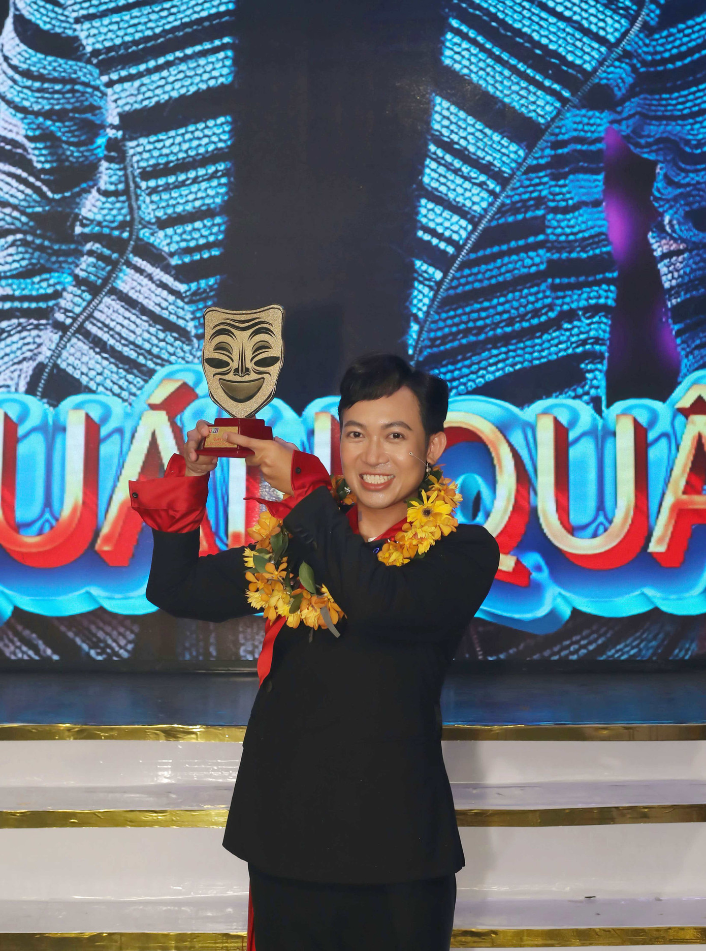 Năm Chà tên thật là Tạ Quang Thịnh, thành viên của nhóm hài Ngũ Long Du Ký.