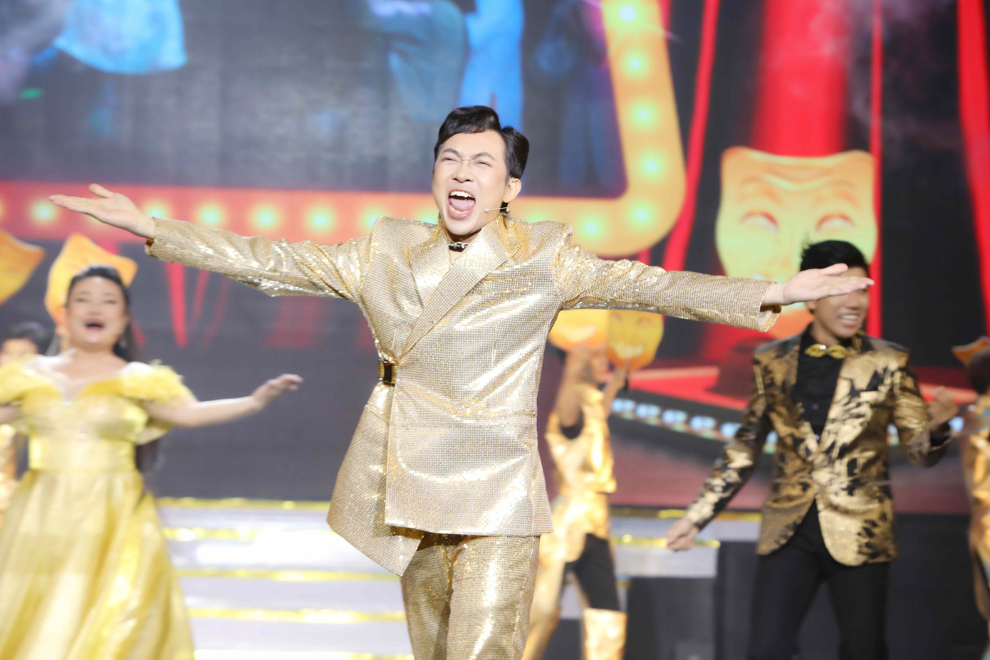 Trong quá trình bước vào nghề, Năm Chà từng đảm nhiệm nhiều vai trò trong ê-kíp sản xuất như người làm công tác phục trang, đạo cụ cho đoàn phim…