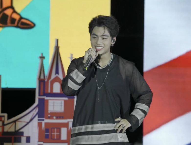 MONO không ngần ngại giao lưu với khán giả nhỏ tuổi bằng loạt hành động dễ thương.