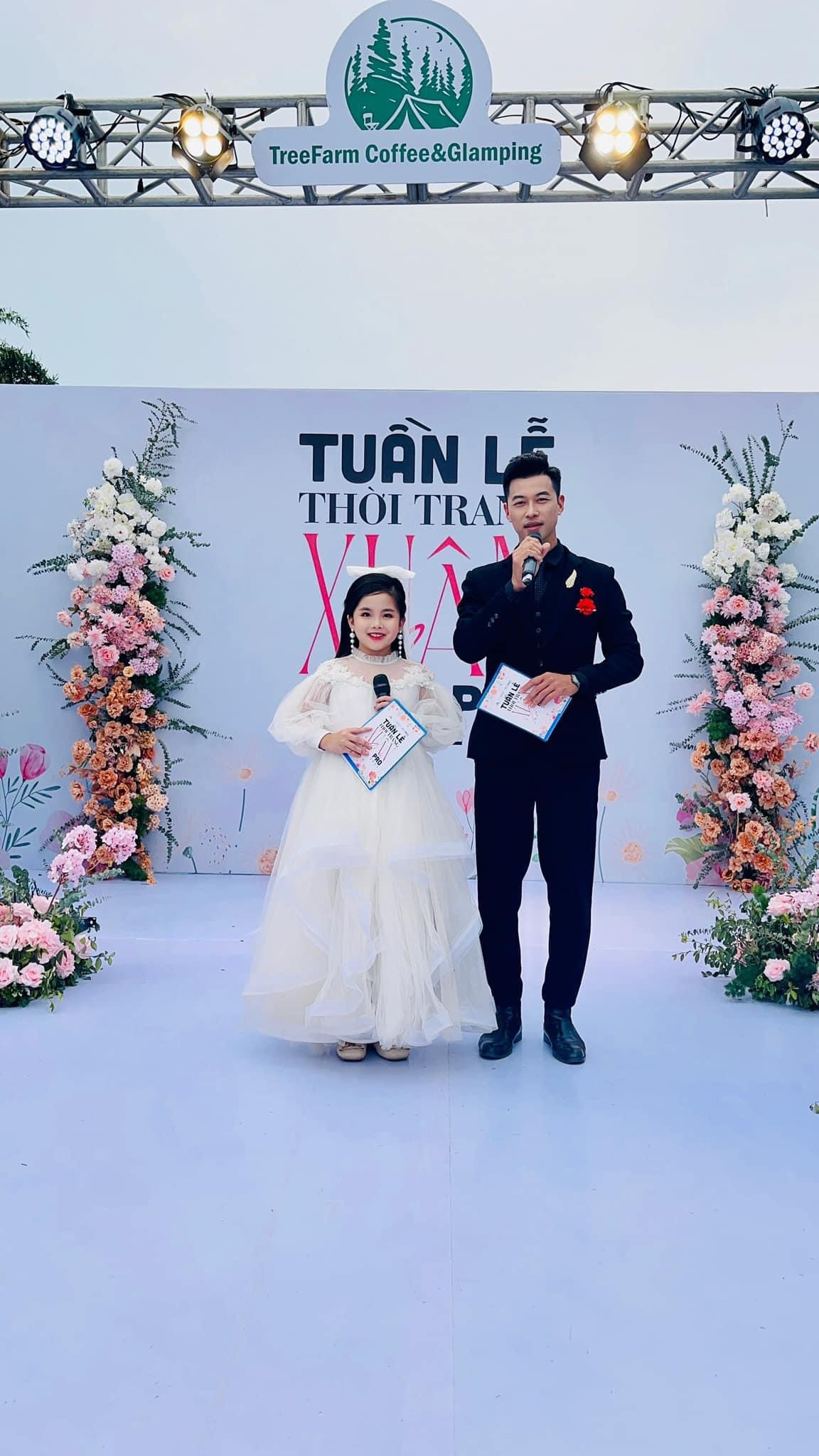 Tú An là gương mặt MC nhí quen thuộc tại nhiều sàn diễn thời trang.