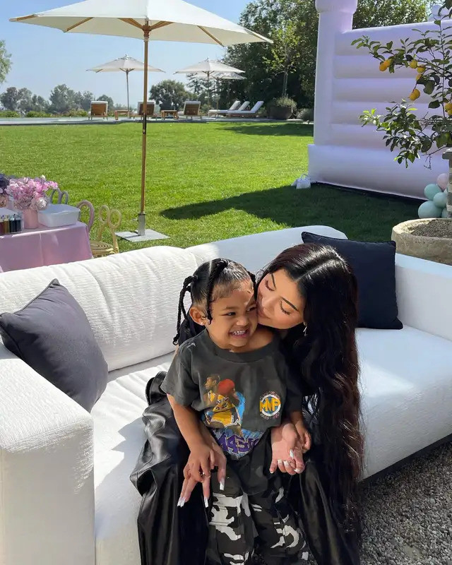 Stormi Webster được coi là &quot;phiên bản mini&quot; của mẹ Kylie.
