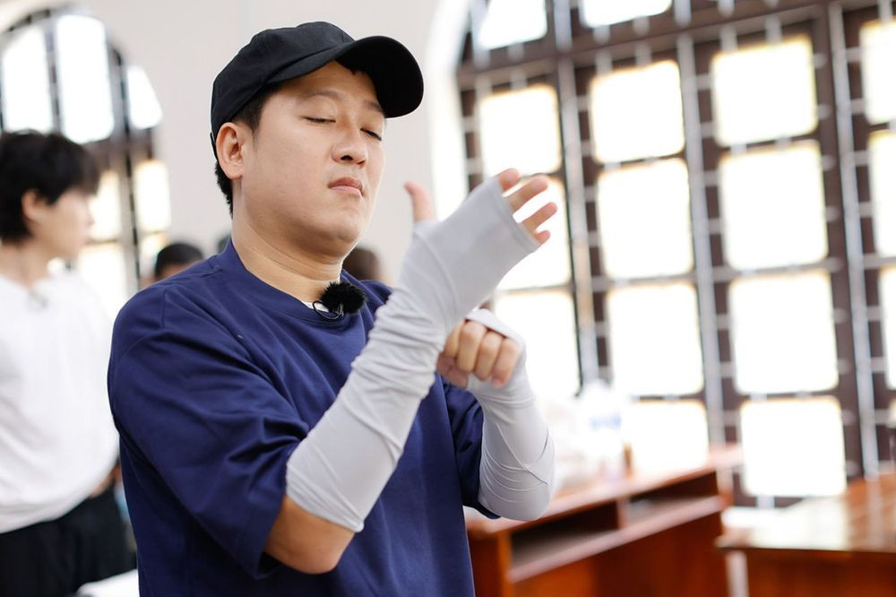 Nam nghệ sĩ cũng nhận về nhiều nhận xét là "kém duyên" khi trêu đùa đồng nghiệp quá trớn.