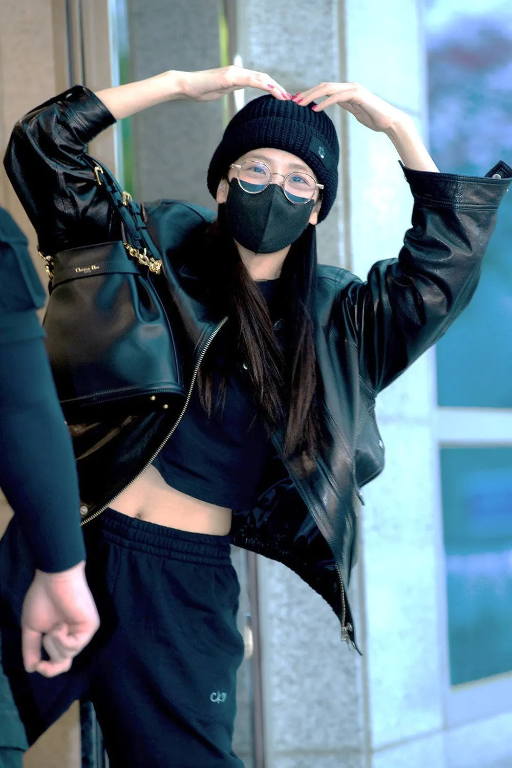 Jisoo BLACKPINK phối chiếc túi với áo biker da tệp với màu túi. Tạo hình của nàng đại sứ được người hâm mộ đánh giá cao về tính sáng tạo. Jisoo BLACKPINK phối chiếc túi với áo biker da tệp với màu túi. Tạo hình của nàng đại sứ được người hâm mộ đánh giá cao về tính sáng tạo.