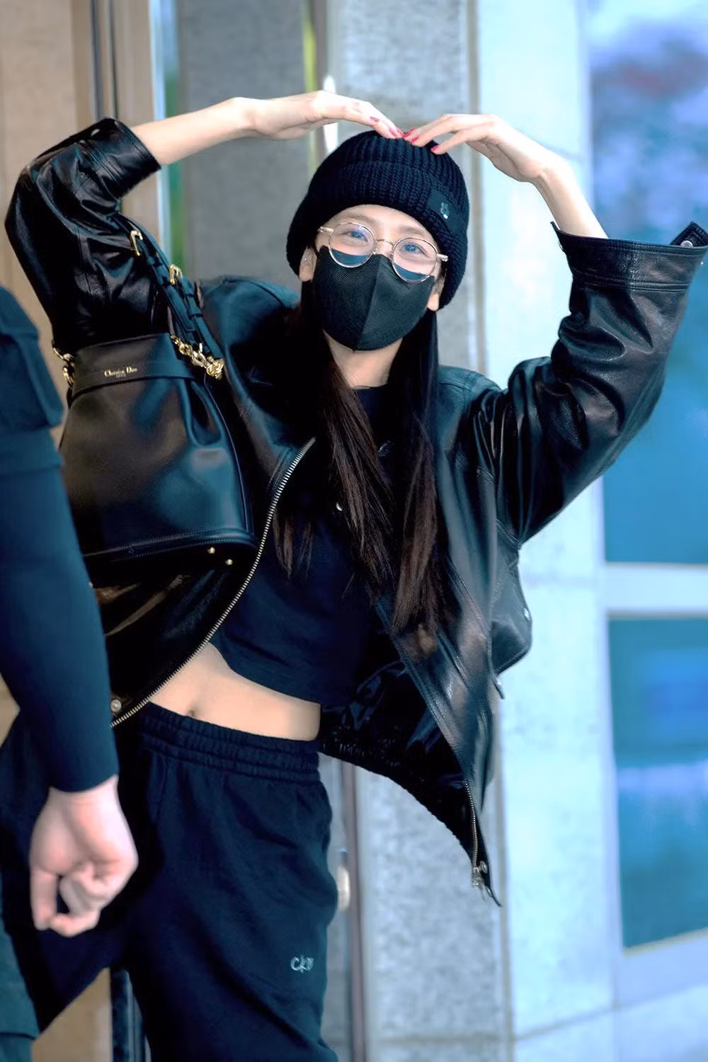 Jisoo BLACKPINK phối chiếc túi với áo biker da tệp với màu túi. Tạo hình của nàng đại sứ được người hâm mộ đánh giá cao về tính sáng tạo.