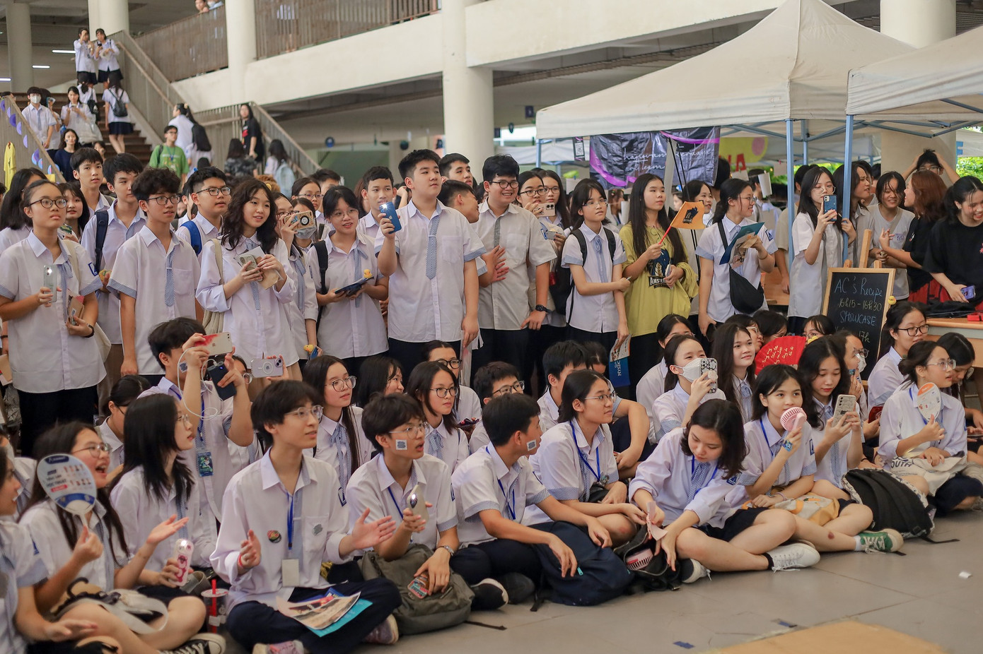 Các “tân binh” chăm chú theo dõi những hoạt động hấp dẫn được tổ chức bởi các CLB trong trường. Ảnh: Ams Advisor Các “tân binh” chăm chú theo dõi những hoạt động hấp dẫn được tổ chức bởi các CLB trong trường. Ảnh: Ams Advisor